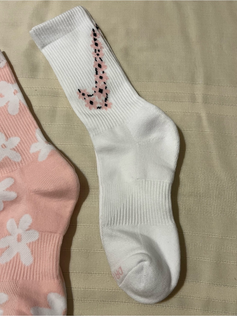 Nike Everyday Plus Dri-FIT Pink & White Floral Crew Sock Trio - Picture 4 of 15